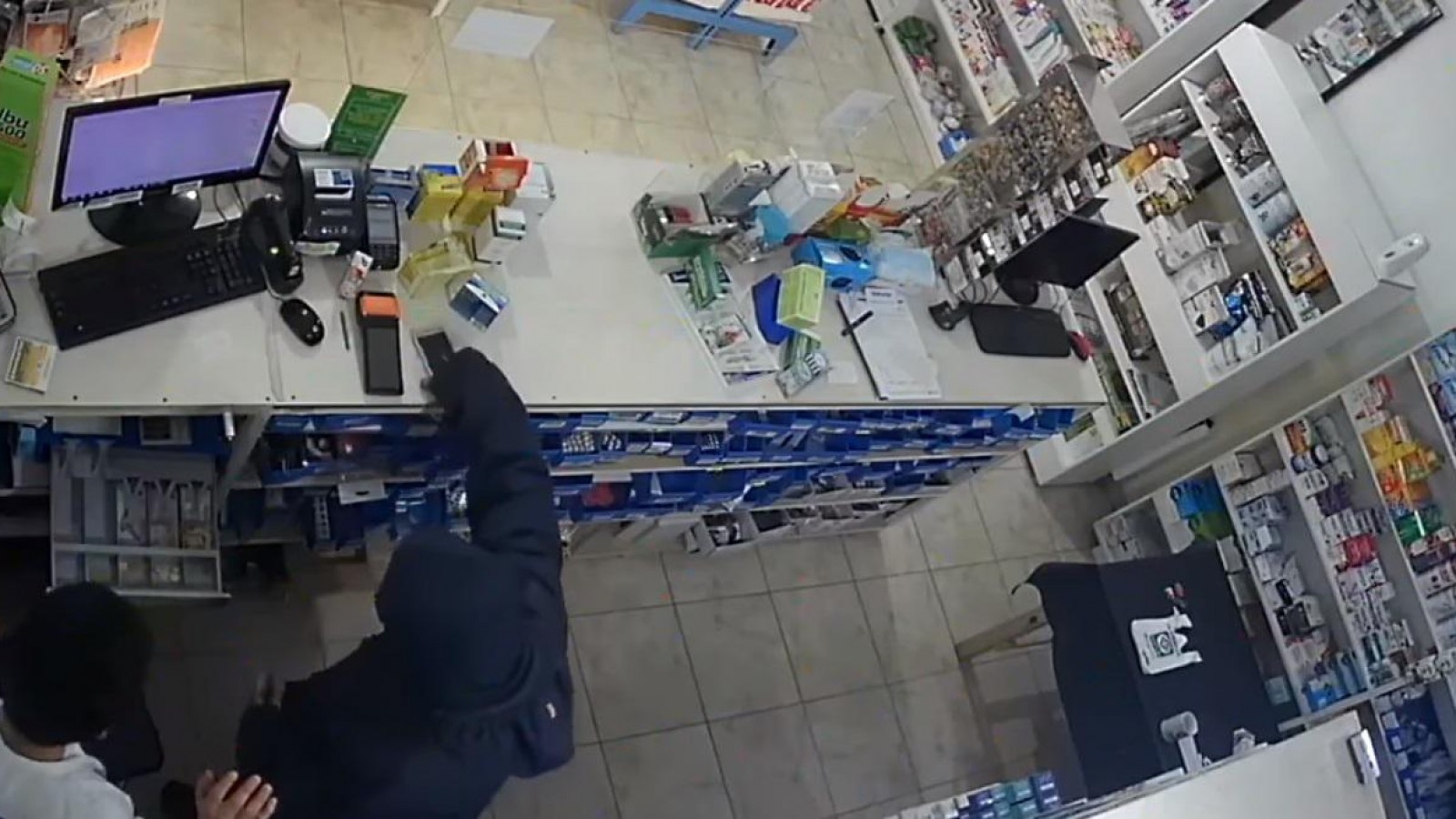 El sujeto sorprendió a todos en la farmacia.